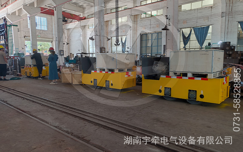 一批2.5噸鋰電池井下電機(jī)車(chē)裝車(chē)發(fā)往港口