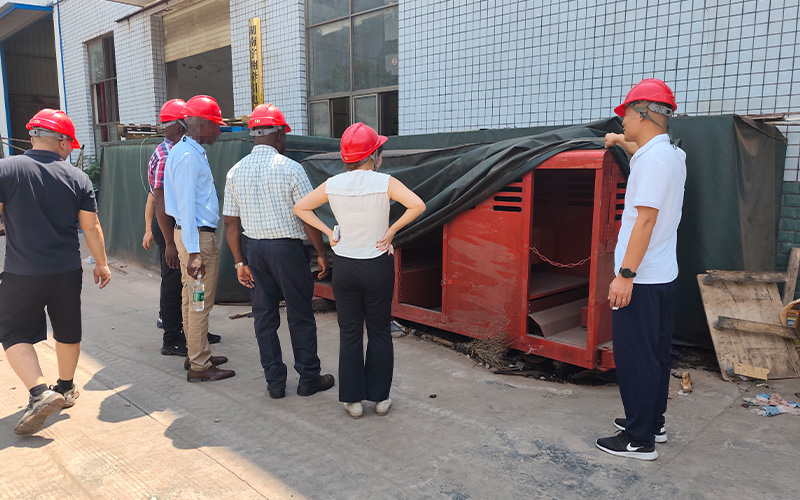 海外客戶來廠采購礦用電機(jī)車 4.jpg